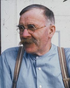Farfar Anton fotograferad av Henrik Lindström tidigt femtiotal. Farfar exakt som jag minns honom.