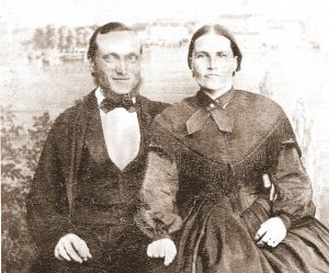 Evas syster Greta, uppvuxen i Lund, med make Lars Bäckman. Vigsel i november 1859. En resande fotograf hade kommit till stan! De bodde på gården under första tiden som gifta. De äldre barnen är födda i Lund.